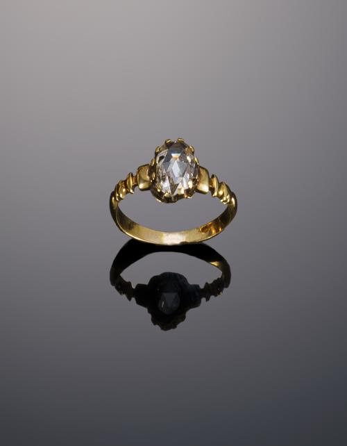 568   -  <p><span class="object_title">Sortija de oro amarillo con diamante antigüo</span></p>