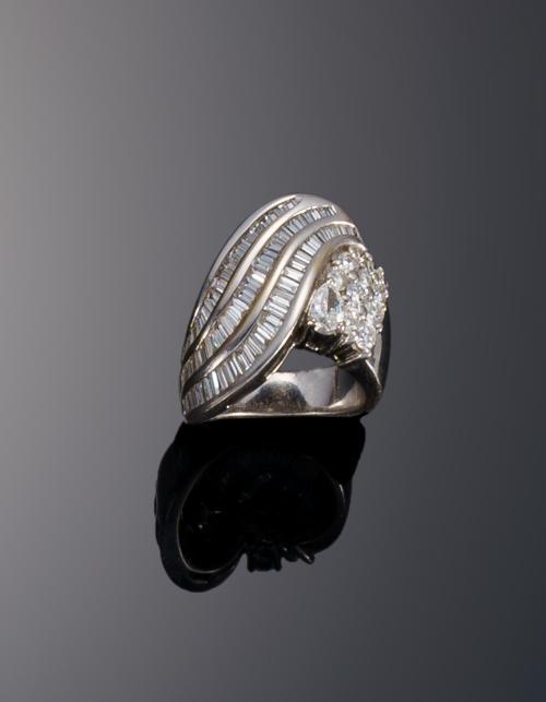 635   -  <p><span class="object_title">Sortija de oro blanco con diamantes.</span></p>