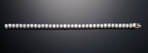 637   -  <p><span class="object_title">Magnífica pulsera riviere con diamantes</span></p>