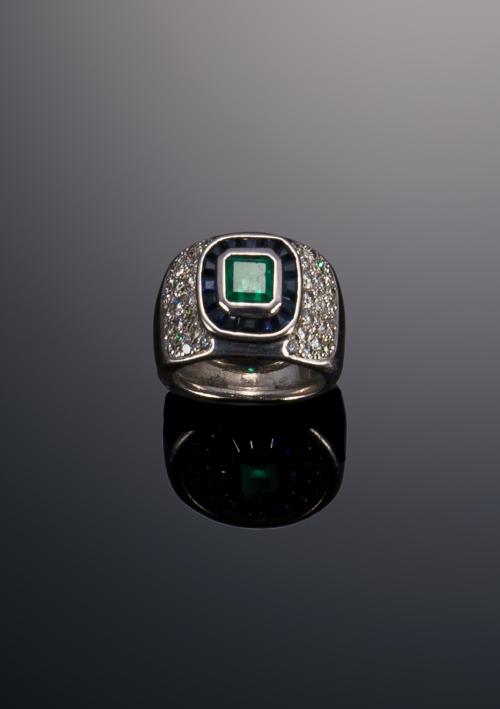 642   -  <p><span class="object_title">Sortija de esmeralda, zafiros y diamantes</span></p>