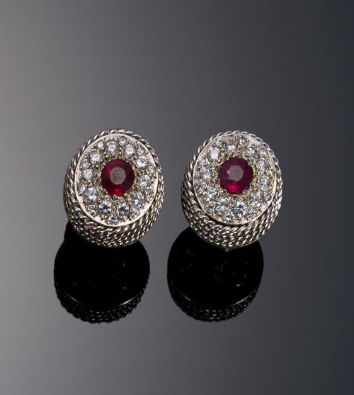 641   -  <p><span class="object_title">Pendientes con rubíes y diamantes</span></p>