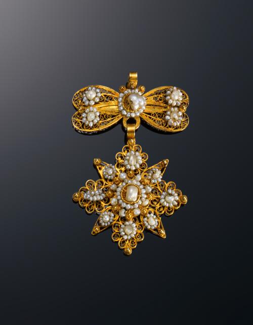 570   -  <p><span class="object_title">Colgante de oro amarillo con filigrana y perlas barrocas </span></p>