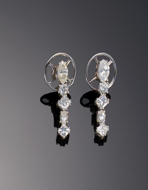 632   -  <p><span class="object_title">Pendientes largos con diamantes con diferentes formas </span></p>