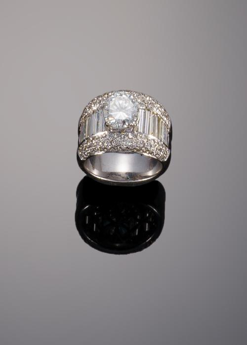 634   -  <p><span class="object_title">Espectacular sortija de diamantes </span></p>