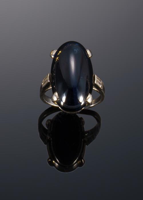695   -  <p><span class="object_title">Sortija de oro blanco con zafiro cabujón</span></p>