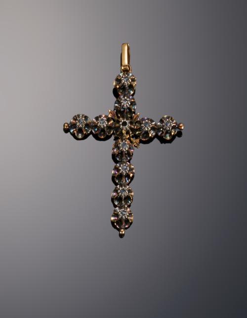 567   -  <p><span class="object_title">Colgante en forma de cruz antigüa</span></p>