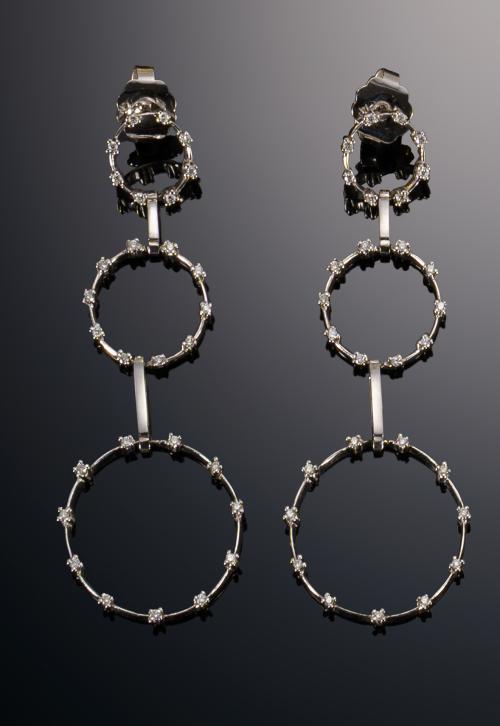 694   -  <p><span class="object_title">Pendientes contemporáneos con triple aro de diamantes</span></p>
