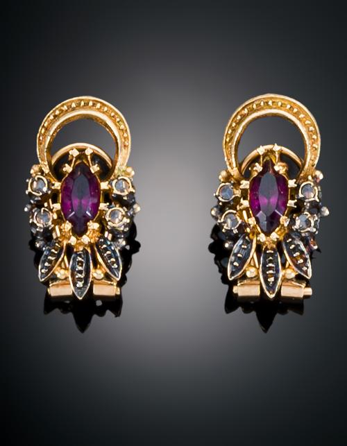Pendientes de estilo isabelino en oro amarillo con rubís