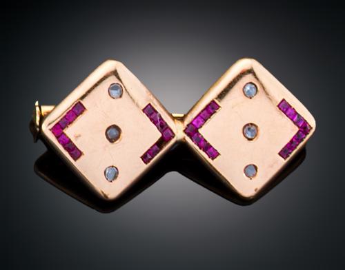 BROCHE DE ROMBOS CON RUBIES Y DIAMANTES EN ORO ROSA DE 18 K