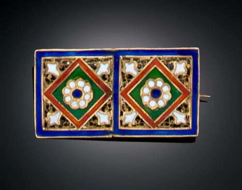 BROCHE PEQUEÑO MOTIVO CALADADO CON ESMALTE EN ORO DE 18 K