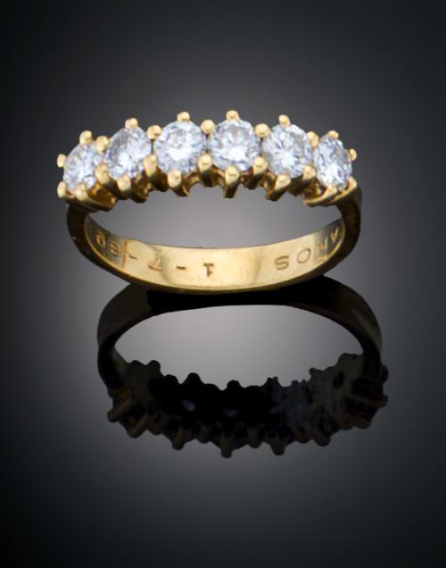 SORTIJA TIPO CINTILLO CON DIAMANTES EN ORO AMARILLO DE 18 K