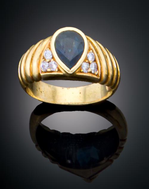 SORTIJA GALLONADA CON DIAMANTES Y ZAFIRO EN ORO AMARILLO DE