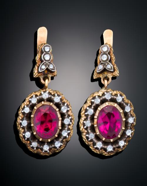 PENDIENTES ESTILO ANTIGUO CON RUBIES SINTÉTICOS Y DIAMANTES