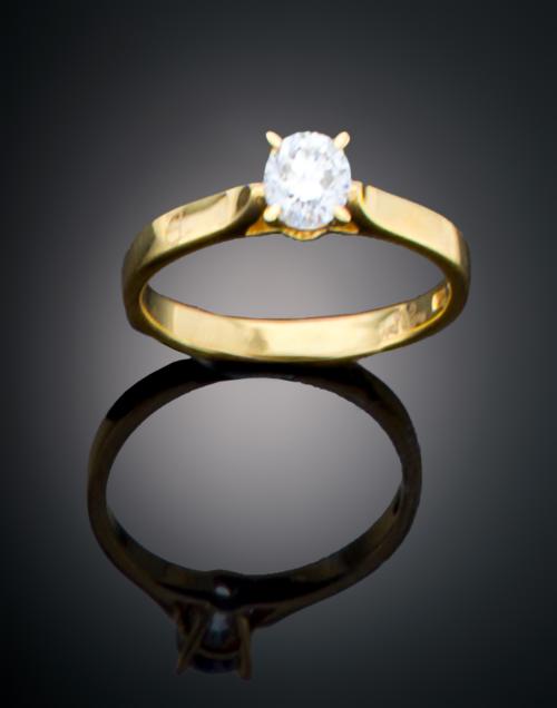 SORTIJA SOLITARIO EN ORO AMARILLO EN 18 K CON DIAMANTE