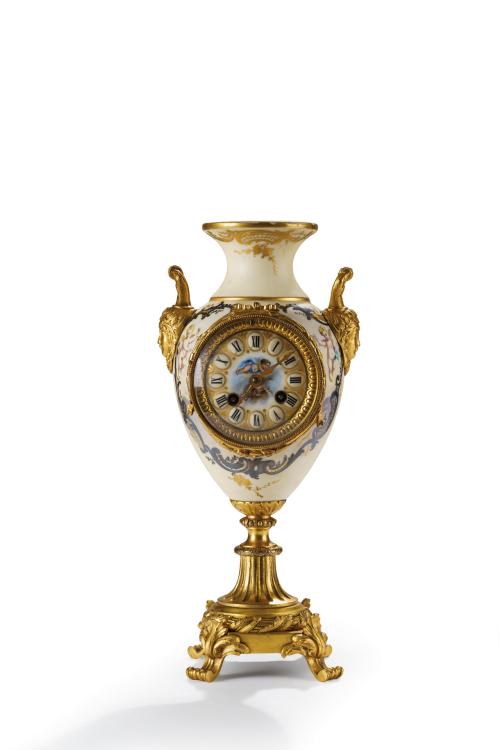 127   -  <p><span class="object_title">Reloj de sobremesa en forma de copa.  Francia, C.1900</span><br></p>