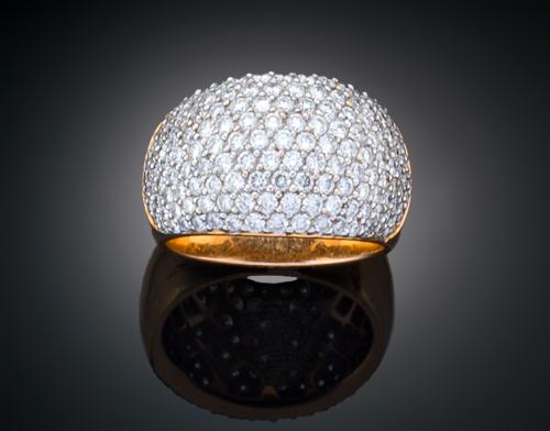 SORTIJA BOMBÉ CON DIAMANTES EN ORO AMARILLO DE 18 K 