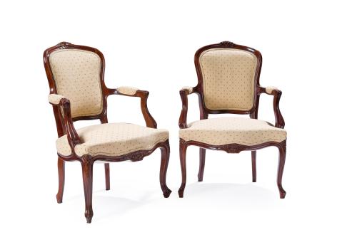 Pareja de butacas estilo isabelino en madera de caoba, S. X