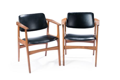 ARNE VODDER (1926)Pareja de butacas danesas en madera de 