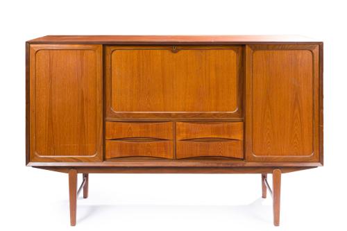 177   -  <p><span class="object_title">Gran aparador, Dinamarca, años 50<br/>En madera de teca, puerta frontal abatible, cuatro cajones inferiores y dos puertas laterales correderas. </span><br></p>