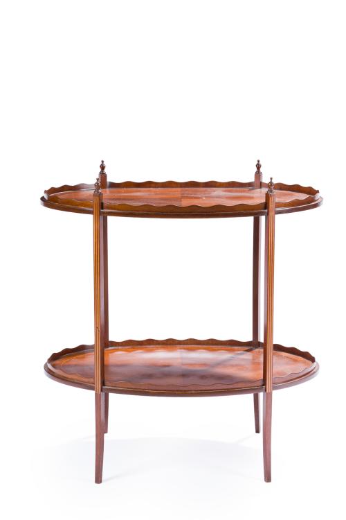 Mesita ovalada con dos baldas en madera con decoración de p