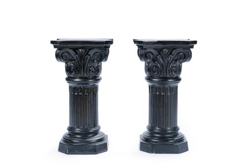 Pareja de peanas negras  modo de columna clásica con capite