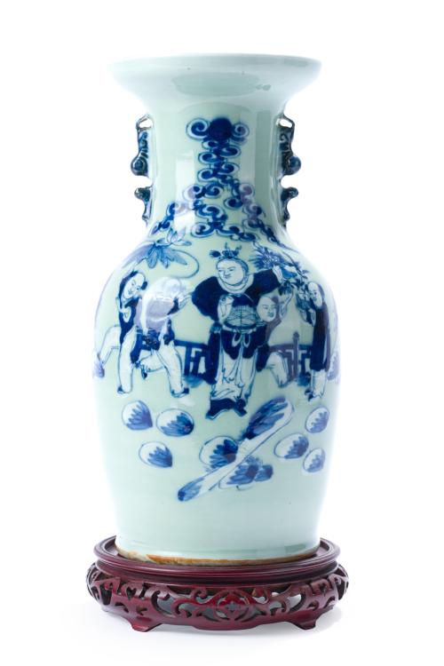Jarrón en porcelana china en azul y blanca con vidriado cel