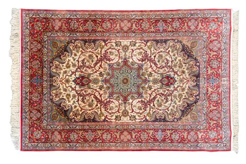Alfombra persa en lana y seda con imbricada decoración de m