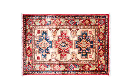 340   -  <p><span class="object_title">Alfombra caucásica en lana con tres medallones centrales geométricos sobre campo beige, cenefa en burdeos con motivos esquematizados siguiendo patrón simétrico. </span><br></p>