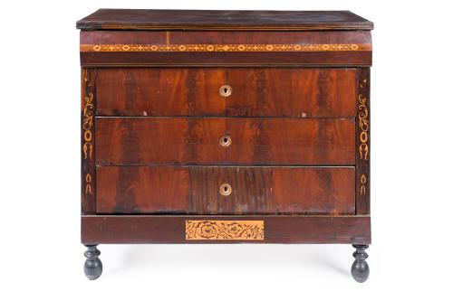 Cómoda en madera de caoba con decoración de marquetería de 