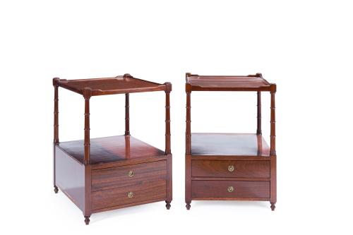 Pareja de mesillas en madera con dos cajones en su parte in