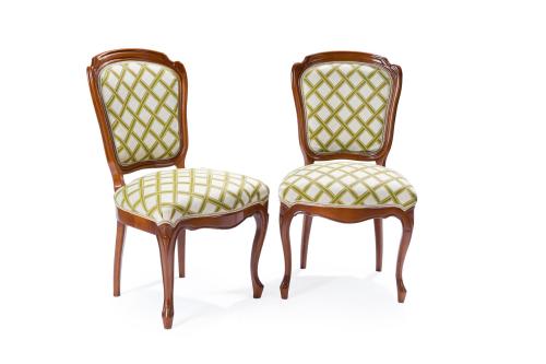 Pareja de sillas estilo isabelino en madera.