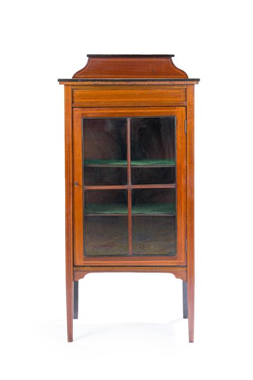 Mueble auxiliar en madera con frente acristalado y dos bald