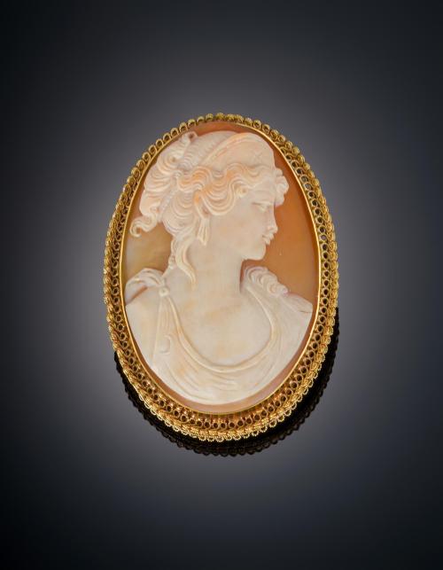 565   -  <p><span class="object_title">CAMAFEO CON MARCO DE ORO AMARILLO DE 18K </span></p>