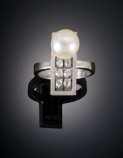 113   -  <p><span class="object_title">Decorativo lote de mesa en plata y cristal moldeado.</span><br></p>