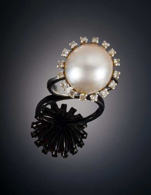 SORTIJA PERLA JAPONESA Y DIAMANTES