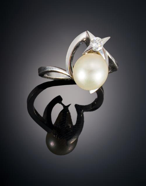 935   -  <p><span class="object_title">SORTIJA PERLA CULTIVADA Y DIAMANTE</span></p>