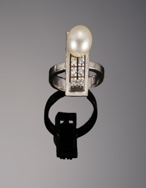 942   -  <p><span class="object_title">SORTIJA PERLA CULTIVADA CON DIAMANTES</span></p>
