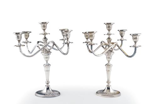 137   -  <p><span class="object_title"> Pareja de candelabros de cinco luces, estilo inglés en plateado. Modelo "Nixon".</span><br></p>