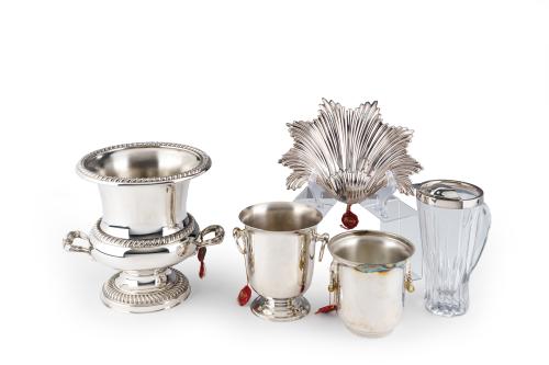 155   -  <p><span class="object_title">Lote de mesa formado por: dos hieleras en plateado, jarra para cap en cristal moldeado con embocadura de plata española punzonada con marcas de Durán y centro en plateado en forma de hoja sobre patitas de animal acuático. </span><br></p>