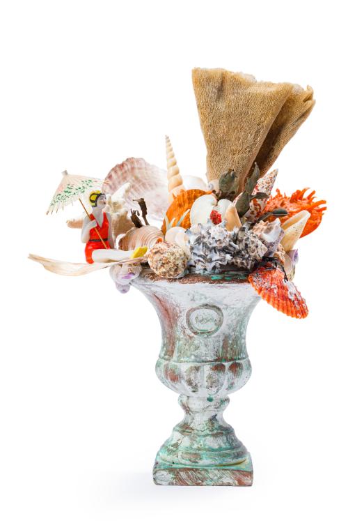 181   -  <p><span class="object_title">Boconccini di mare sulla Spiaggia a Ravello.<br/>Copa de resina pintada de estuco, figura de colección bañista alemana años 40 en porcelana biscuit<br/>Esponja del Egeo de oreja de elefante, conchas del mar de Indochina, puntas de coral verde japonés, estrella, caballito y algas. </span><br></p>