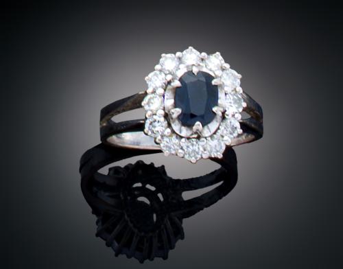 SORTIJA CON DIAMANTES Y ZAFIRO EN ORO BLANCO DE 18 K