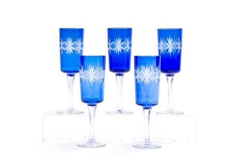 Juego de 5 copas en cristal centroeuropeo tallado en color 