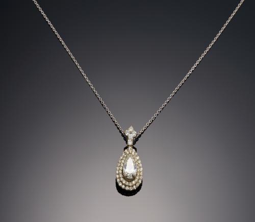630   -  <p><span class="object_title">colgante con diamante  talla pera de 1,44 cts y 53 diamantes talla brillante de 0,03 cts. total quilates 3,23 aprox.</span></p>