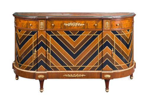 Aparador de estilo Luis XVI. Realizado en madera con apli