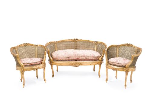 Tresillo de estilo Luis XV, S. XIX.Realizado en madera ta