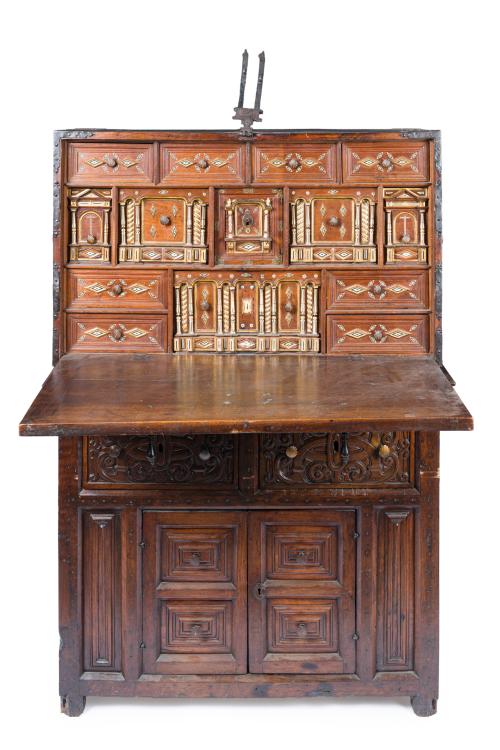 Bargueño salmantino con taquillón, siglo XVII. Realizado 