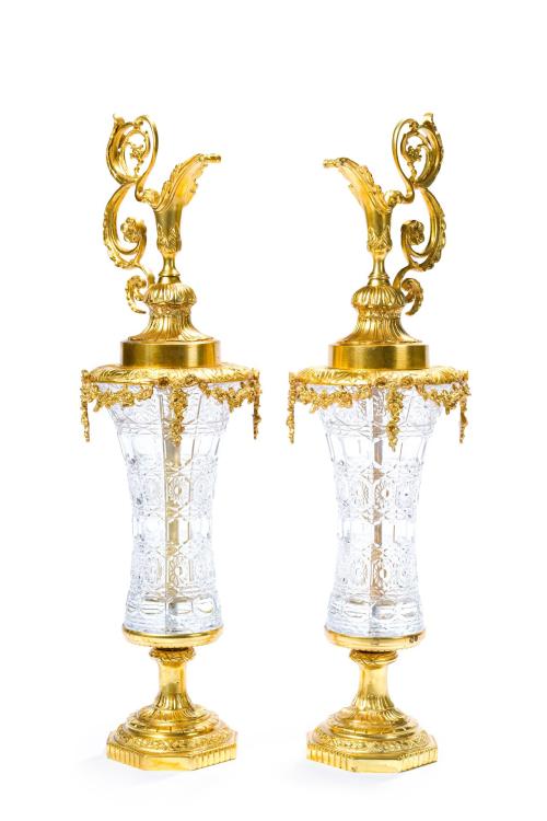 Pareja de jarras estilo Luis XVI. Realizadas en cristal t