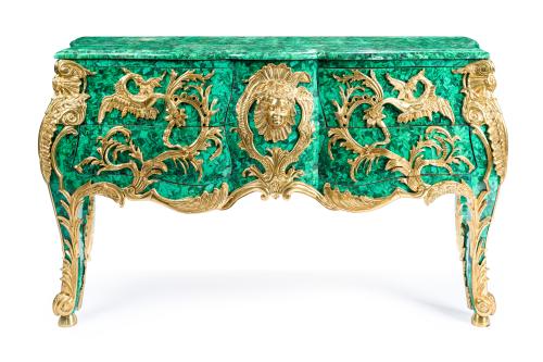 Cómoda de estilo Luis XV. Realizada en madera finalizada 