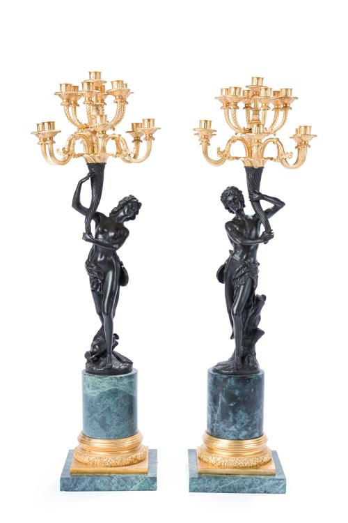 Pareja de grandes candelabros de 12 luces en bronce pavonad