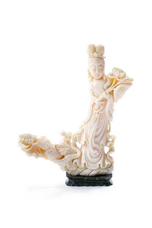 "Guanyin"Escultura en coral blanco tallado, China, finale